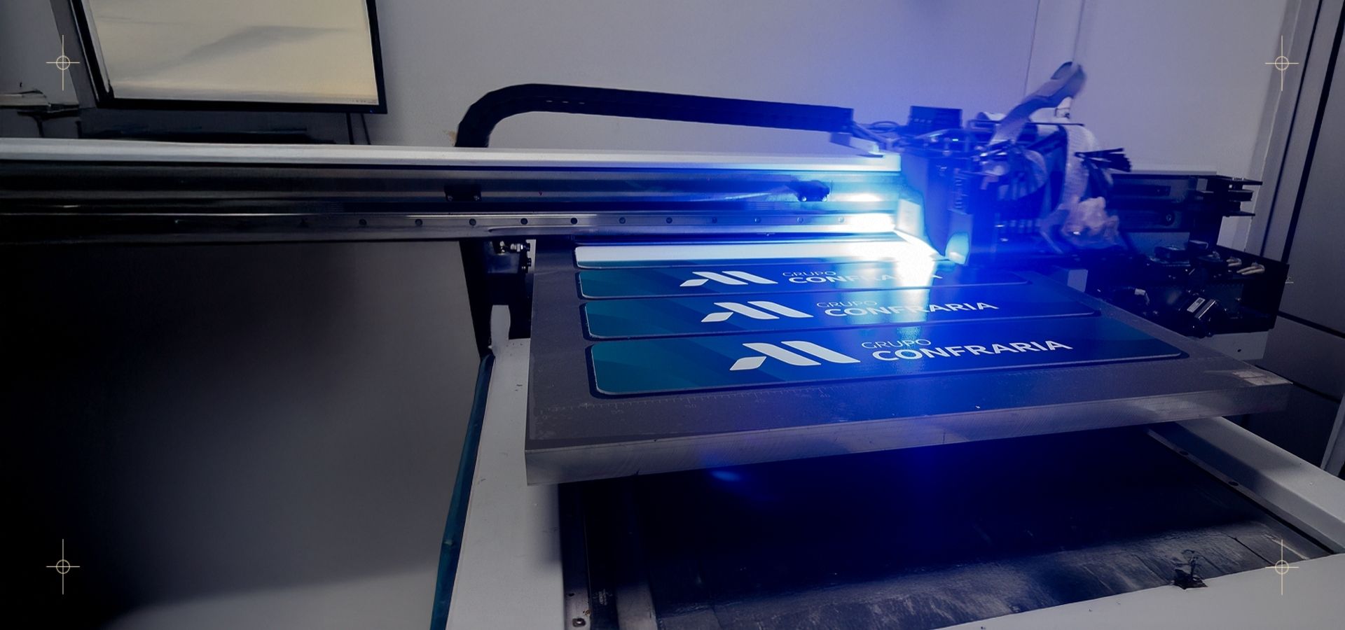 Corte e Gravação de placas de identificação a Laser UV